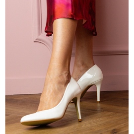 Bombas clássicas brancas envernizadas em um alfinete branco 1 Bombas clássicas brancas envernizadas em um alfinete branco 1