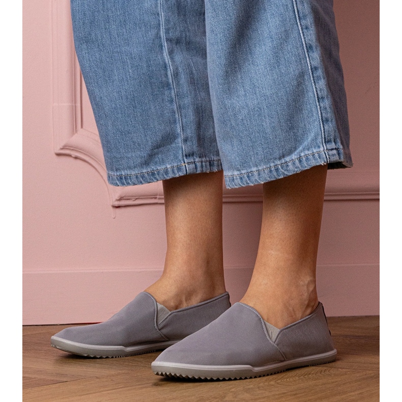 Tênis cinzentos de mulheres cinza 1