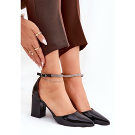 Bombas pintadas com dedos pontiagudos no posto preto 2