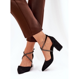 Bombas com dedos pontiagudos e listras decoradas no pilar preto 2