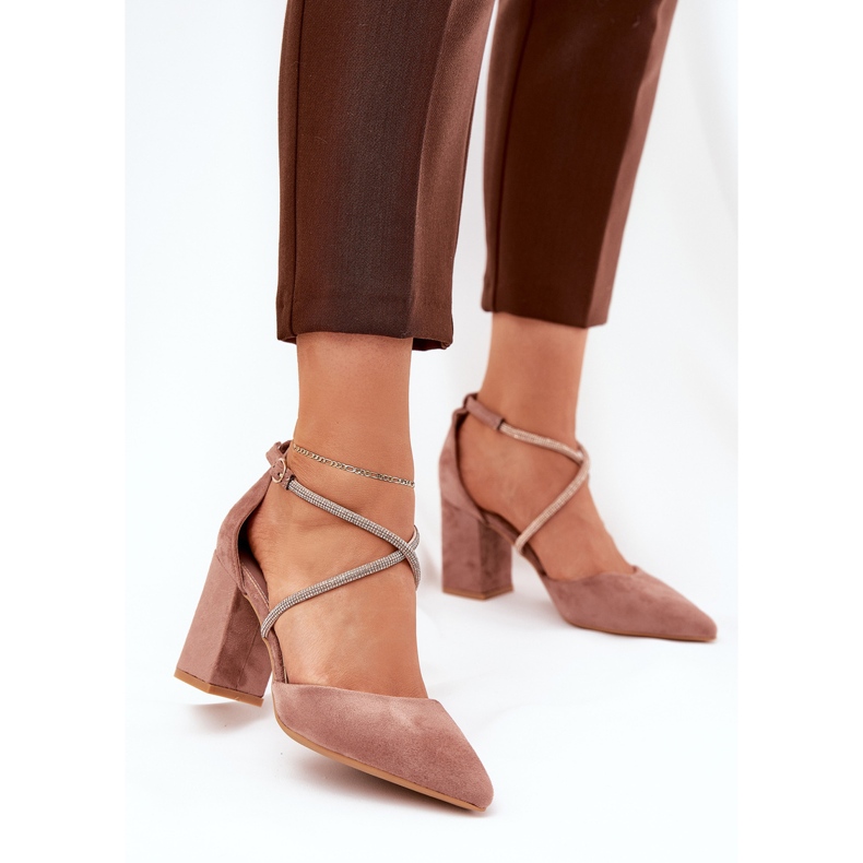 Bombas com dedos pontiagudos e listras decoradas na postagem de tamanho escuro bege 2 Bombas com dedos pontiagudos e listras decoradas na postagem de tamanho escuro bege 2