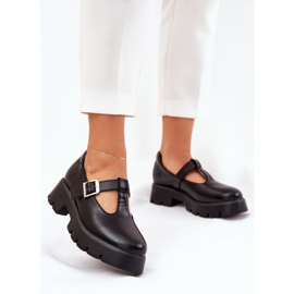 Sapatos femininos com uma fivela na plataforma e saltos planos pretos 2