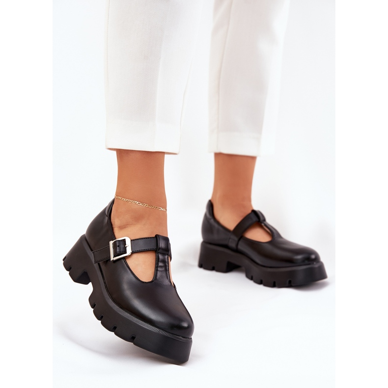 Sapatos femininos com uma fivela na plataforma e saltos planos pretos 2