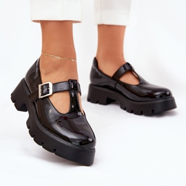 Sapatos femininos pintados com um grampo na plataforma e saltos planos pretos 2