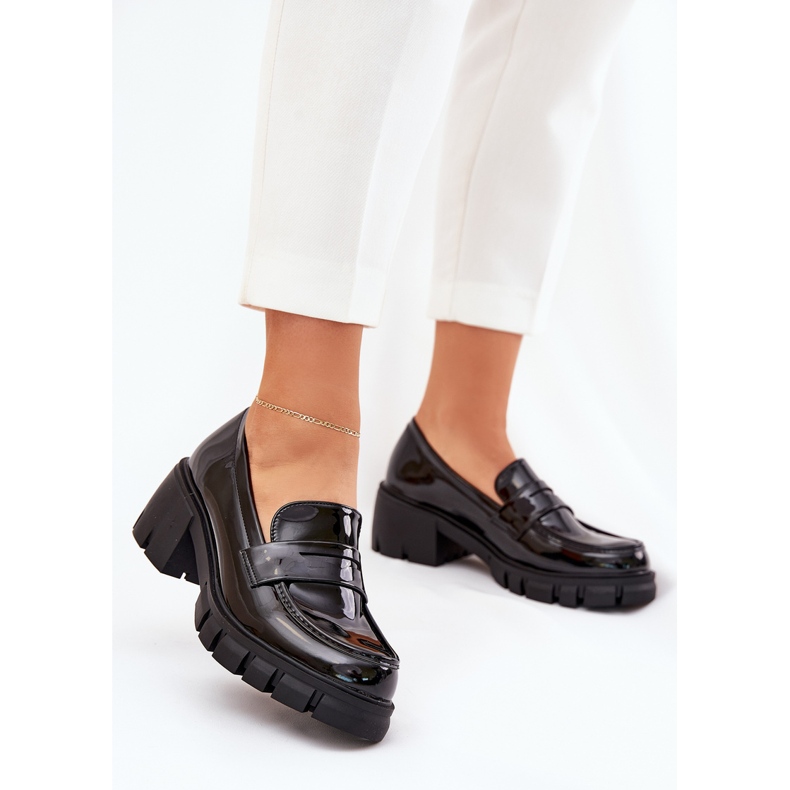 Sapatos femininos pintados em um salto maciço preto 2