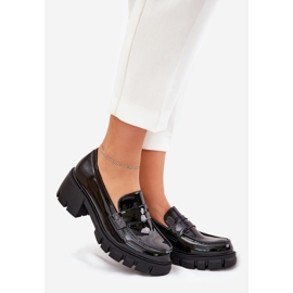 Sapatos femininos pintados em um salto maciço preto 1