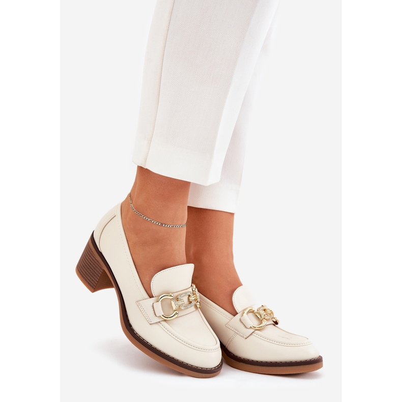 Sapatos femininos com detalhes dourados com saltos bege 1