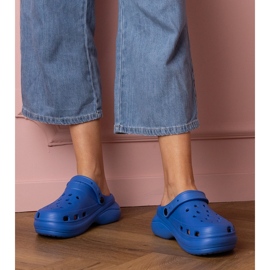 Blue construído -up chinelos na plataforma azul 1