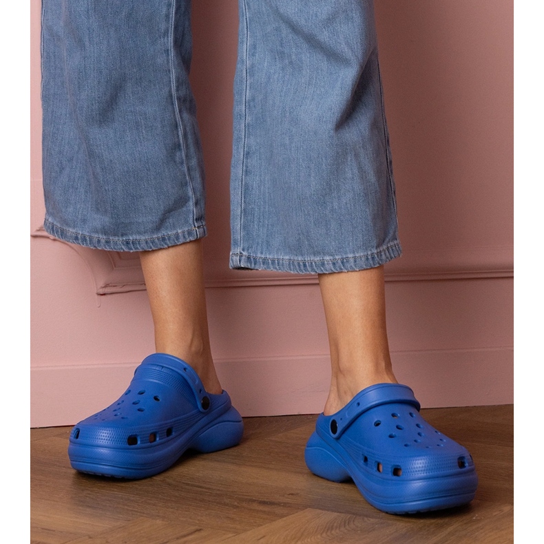 Blue construído -up chinelos na plataforma azul 1