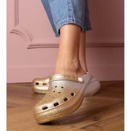 Flip-flops construídos de prata de ouro na plataforma 1