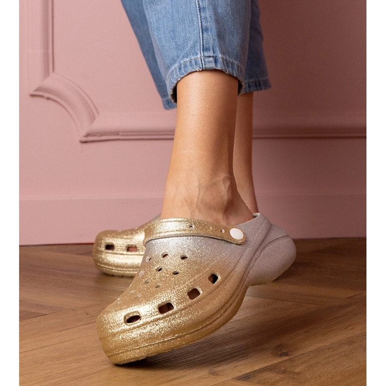 Flip-flops construídos de prata de ouro na plataforma 1