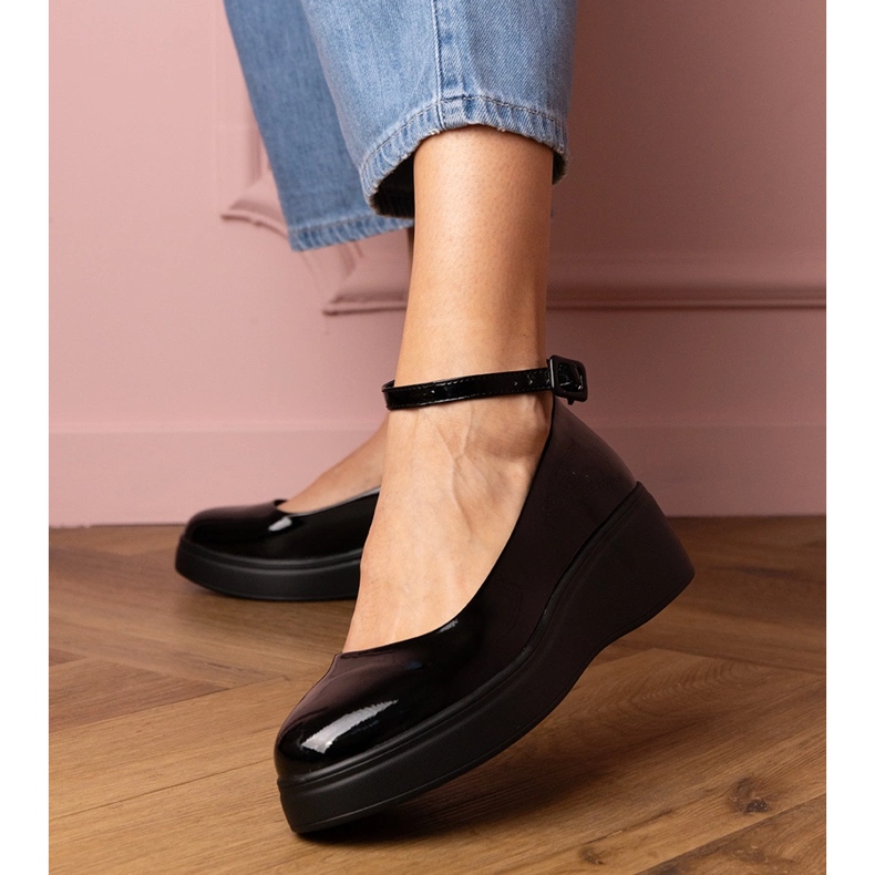 Sapatos pretos Varnished na plataforma 1