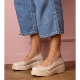 Sapatos ventosos bege na plataforma 1