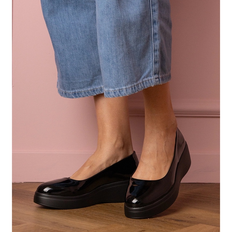 Sapatos pretos Varnished na plataforma 1