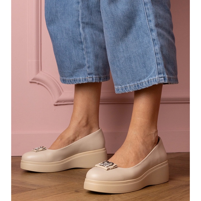 Sapatos bege na plataforma com uma decoração de zircão 1