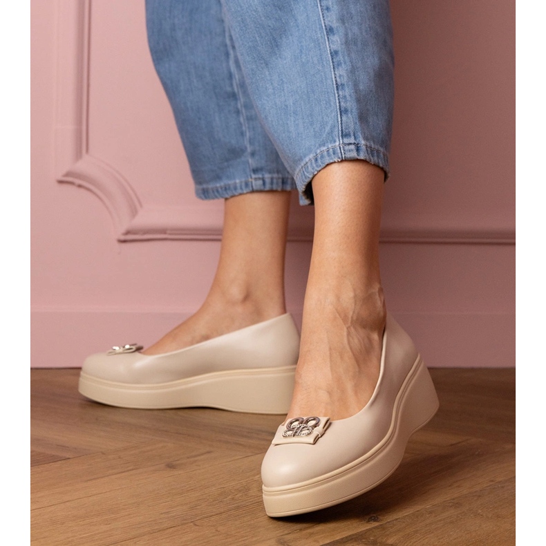 Sapatos bege na plataforma com uma decoração de zircão 2