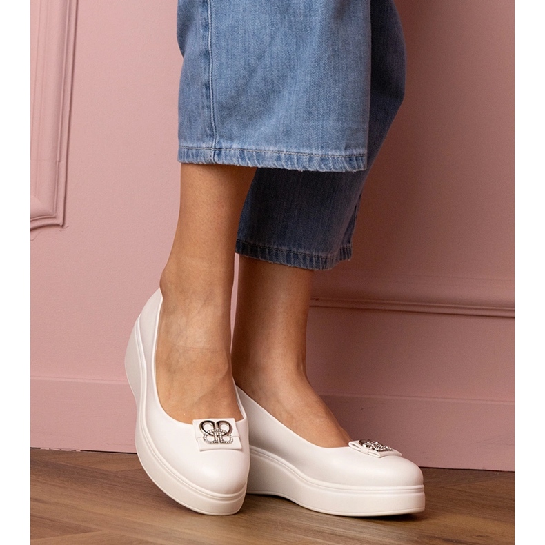 Sapatos brancos na plataforma com uma decoração de zircão 1