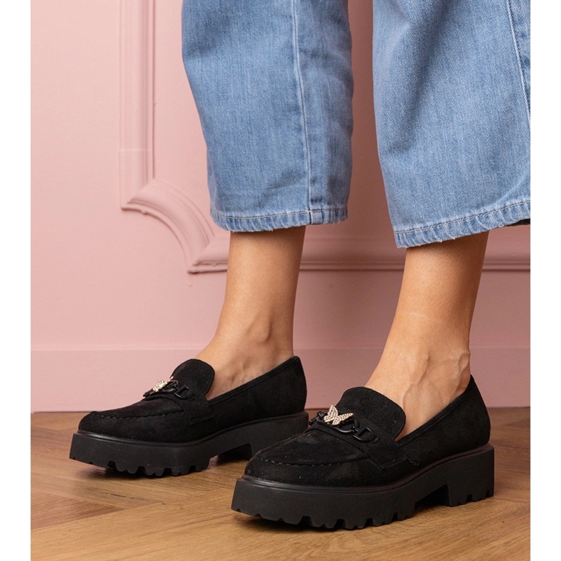 Mocas de mulheres negras com uma borboleta de zircão preto 1