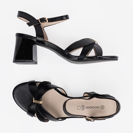 Goodin Sandálias no pilar preto 1