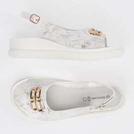 Goodin Sandálias planas brancas com um ornamento branco 2