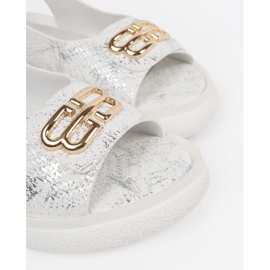 Goodin Sandálias planas brancas com um ornamento branco 1