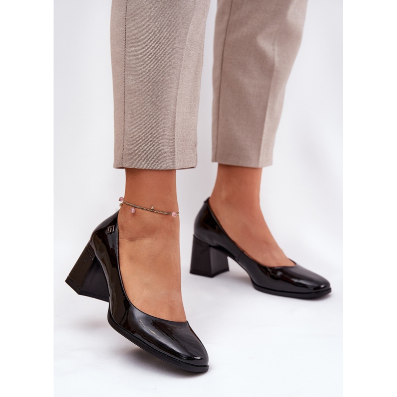 Bombas envernizadas de couro no post preto de Vinceza 91130 2