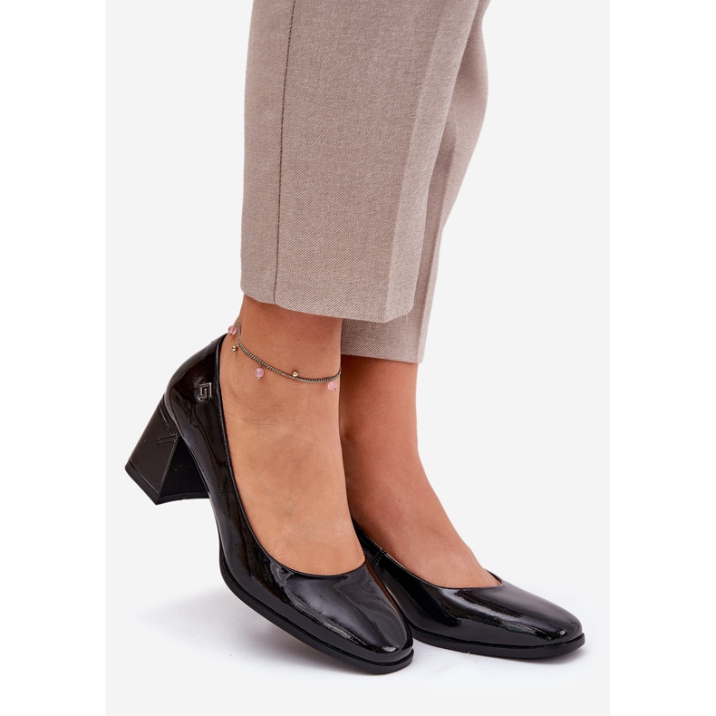 Bombas envernizadas de couro no post preto de Vinceza 91130 1