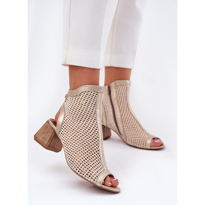 Saltos altos de couro feminino com um calcanhar de Maciejka aberto 06899-25 Golden-beige bege 2