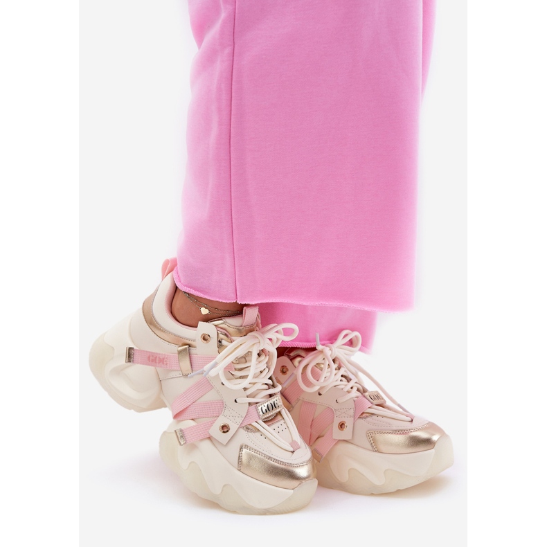 Tênis de couro feminino em uma enorme sola Goe RR2N4031 Beige bege 1