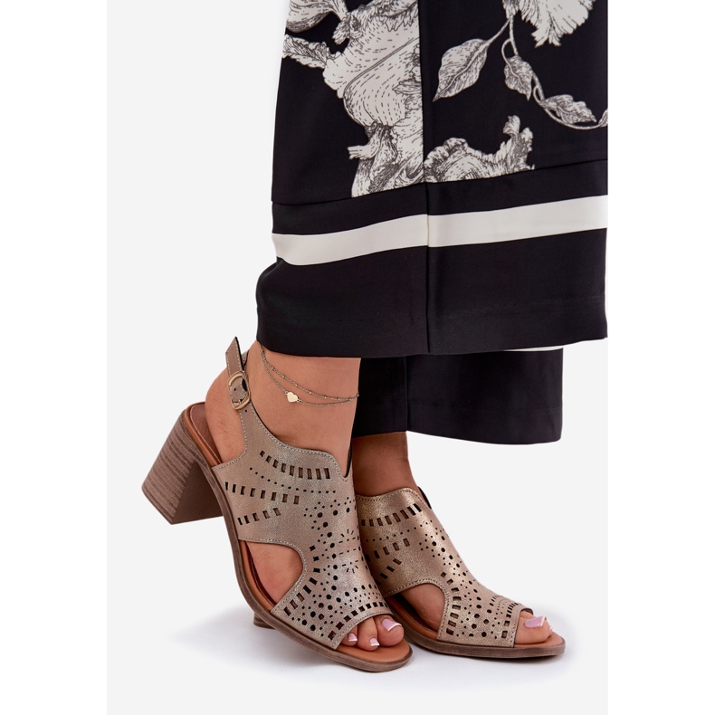 Sandálias femininas do OpenWork no Post Golden dourado 1