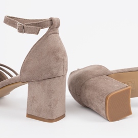 Goodin Sandálias bege de camurça no poste 1