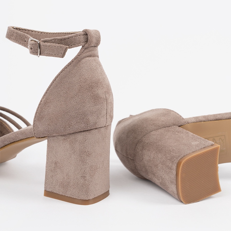 Goodin Sandálias bege de camurça no poste 1