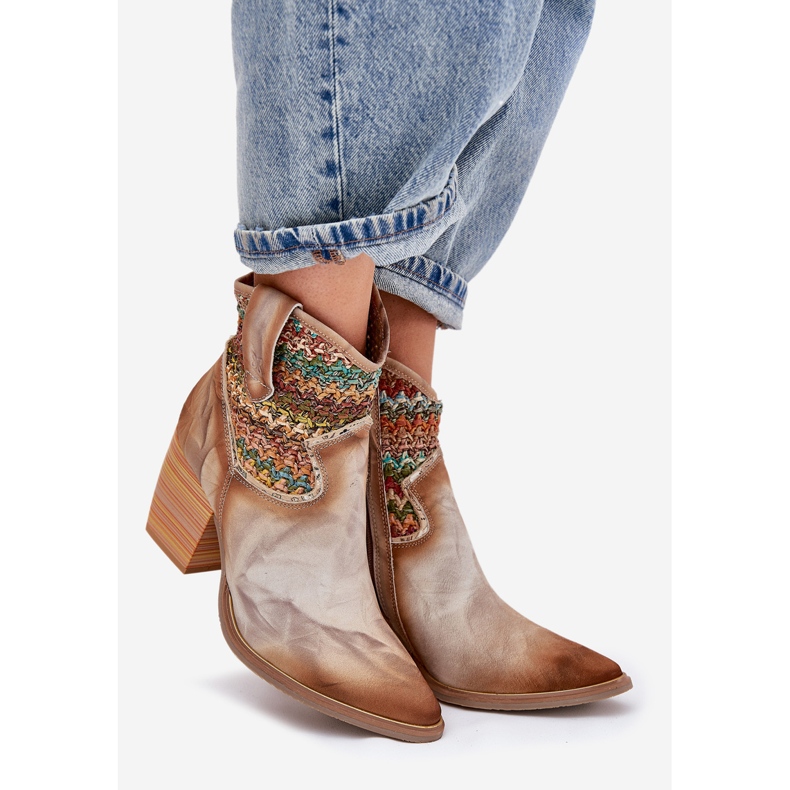 Botas de couro de cowboy em um post com uma trança de Maciejka decorativa 06810-29 multikolor multicolorido 1