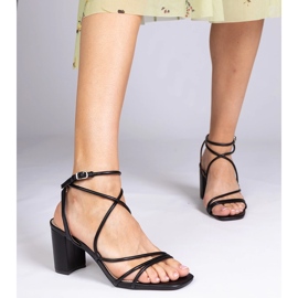 Sandálias Eco -Leather pretas no post preto 1