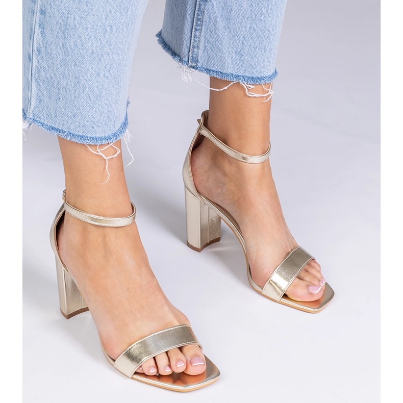 Sandálias de ouro em um post alto dourado 1 Sandálias de ouro em um post alto dourado 1