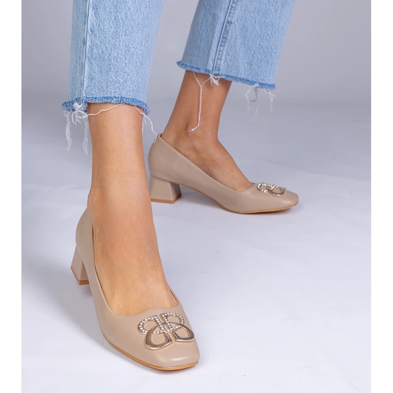 Bombas marrons com bainha com zircões castanho 1