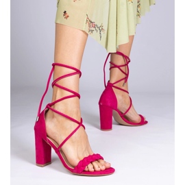 Sandálias rosa amarradas no poste 1