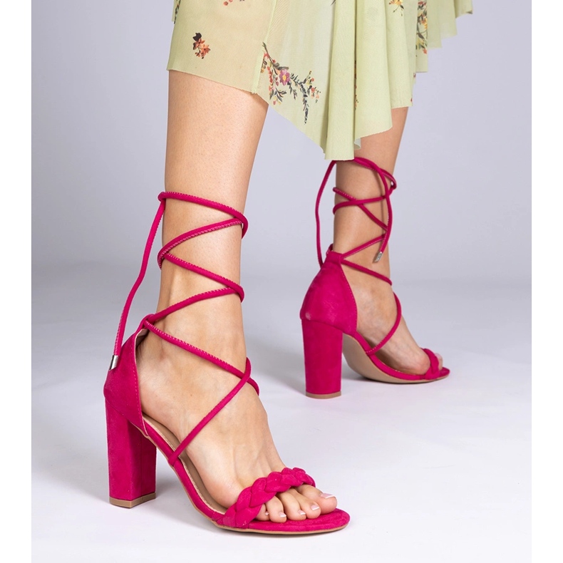 Sandálias rosa amarradas no poste 1