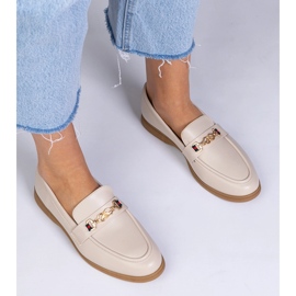 Mocassins bege com decoração dourada 1