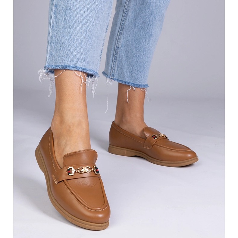 Mocas marrons escuros com uma decoração de ouro castanho 1 Mocas marrons escuros com uma decoração de ouro castanho 1