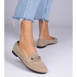 Mocas marrons com acabamento fosco com uma decoração de ouro marrom 1