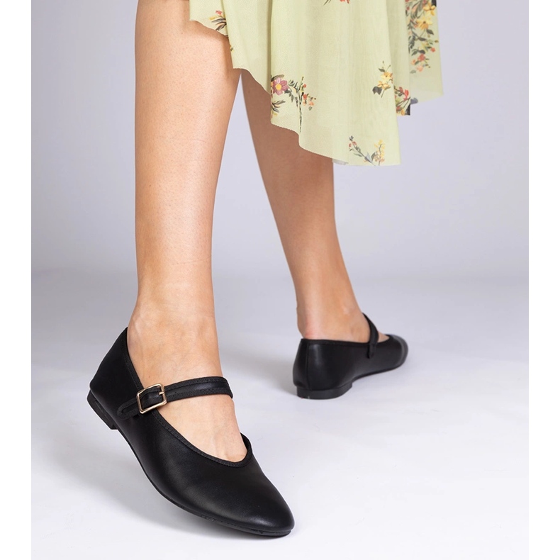 Bailarinas de mulheres negras com uma fivela preto 2