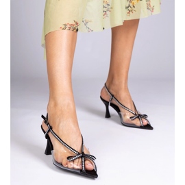 Sandálias transparentes pretas em um alfinete com zircões preto 1