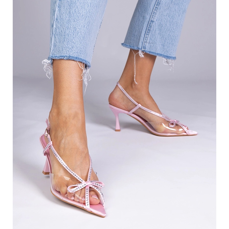Sandálias transparentes rosa em um alfinete com zircões 1
