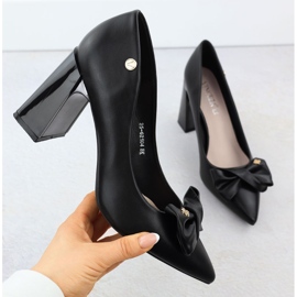 Bombas femininas em um post decorativo com um arco preto Vinceza 62104 1