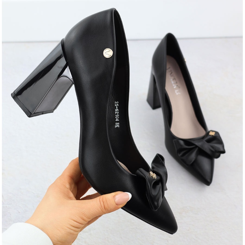 Bombas femininas em um post decorativo com um arco preto Vinceza 62104 1