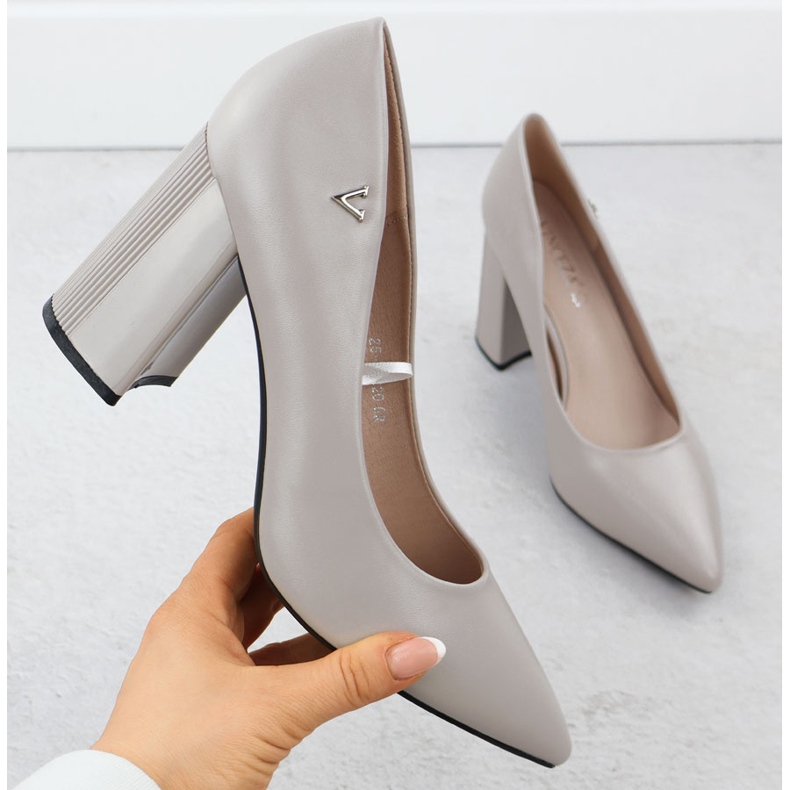 Bombas femininas em um pilar cinza decorativo Vinceza 62220 1