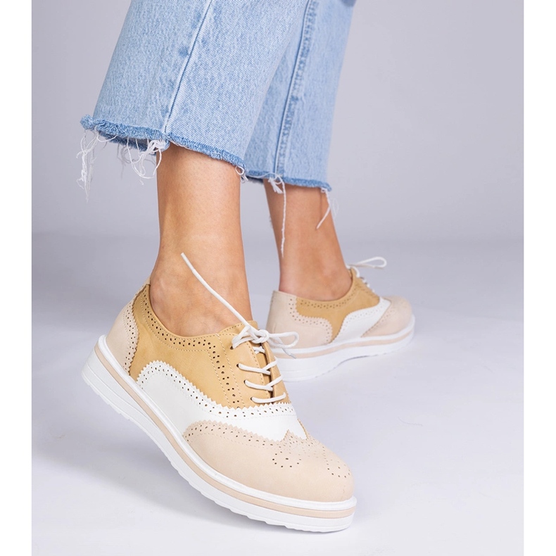 Sapatos bege clássicos oxford 1