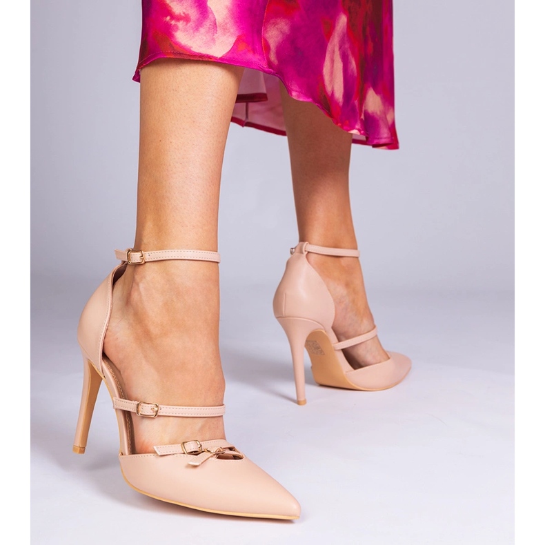 Bombas bege em um salto alto preso ao redor do tornozelo 1