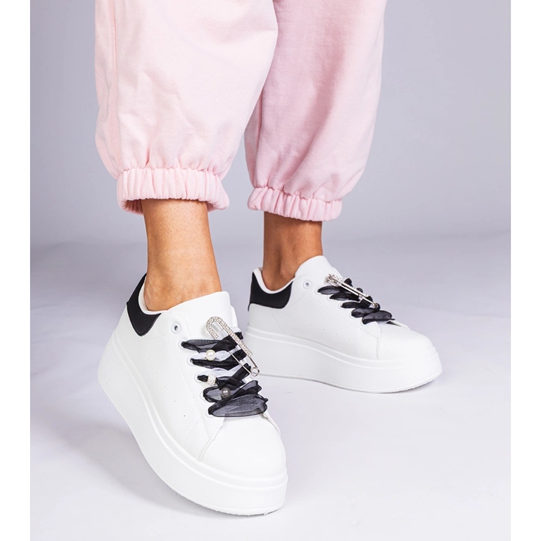 Tênis brancos com uma inserção preta e um pino de zircão 1